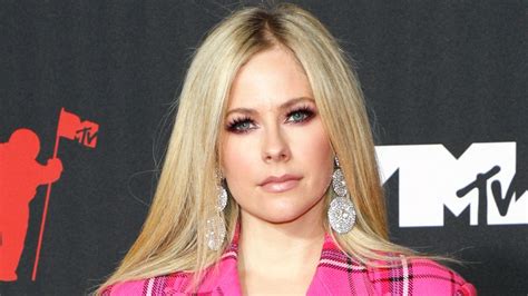 Avril Lavigne is 'ageless' in poolside bikini photos